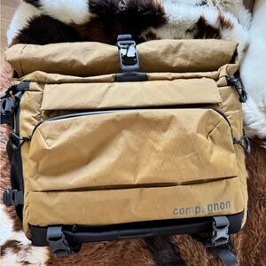Compagnon Men’s Roll-Top Camera Messenger Bag in Tan